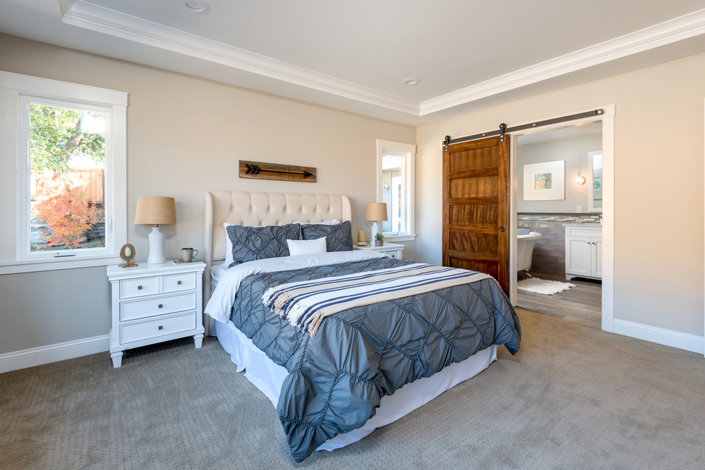 Modelo de dormitorio principal campestre de tamaño medio sin chimenea con paredes beige, moqueta y suelo beige