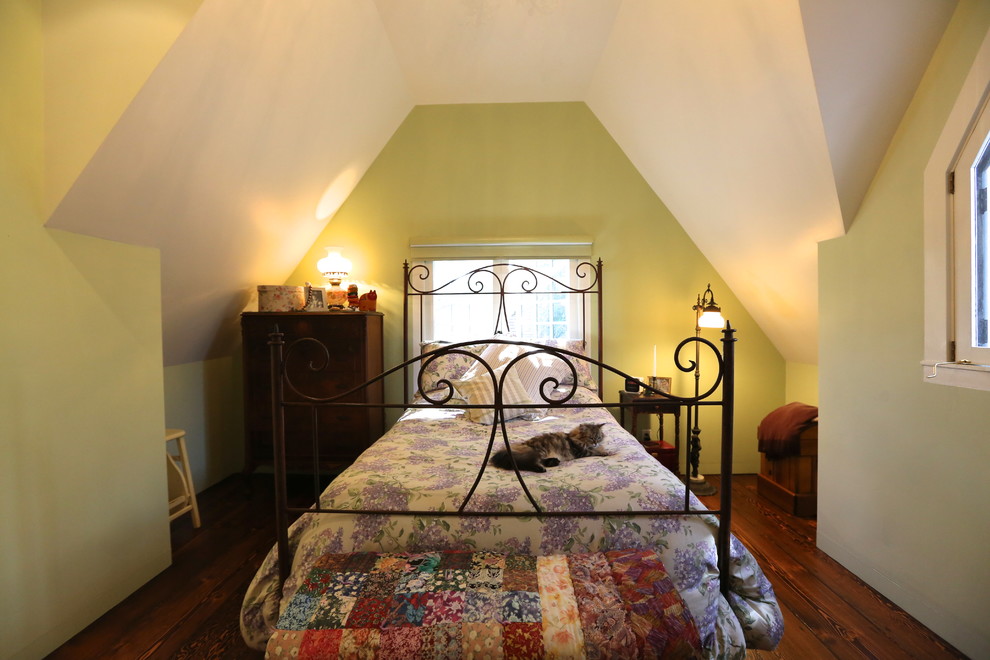 Exemple d'une chambre chic avec parquet foncé et un mur vert.