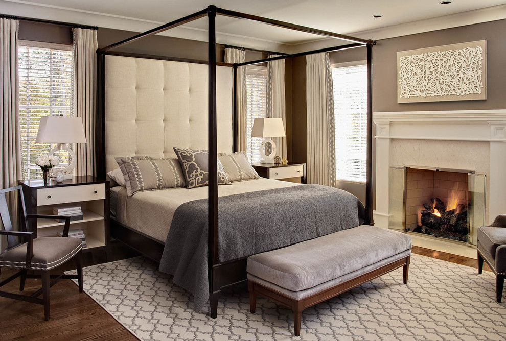 ローリーにあるトランジショナルスタイルのおしゃれな寝室 (茶色い壁、濃色無垢フローリング、標準型暖炉、グレーとクリーム色)