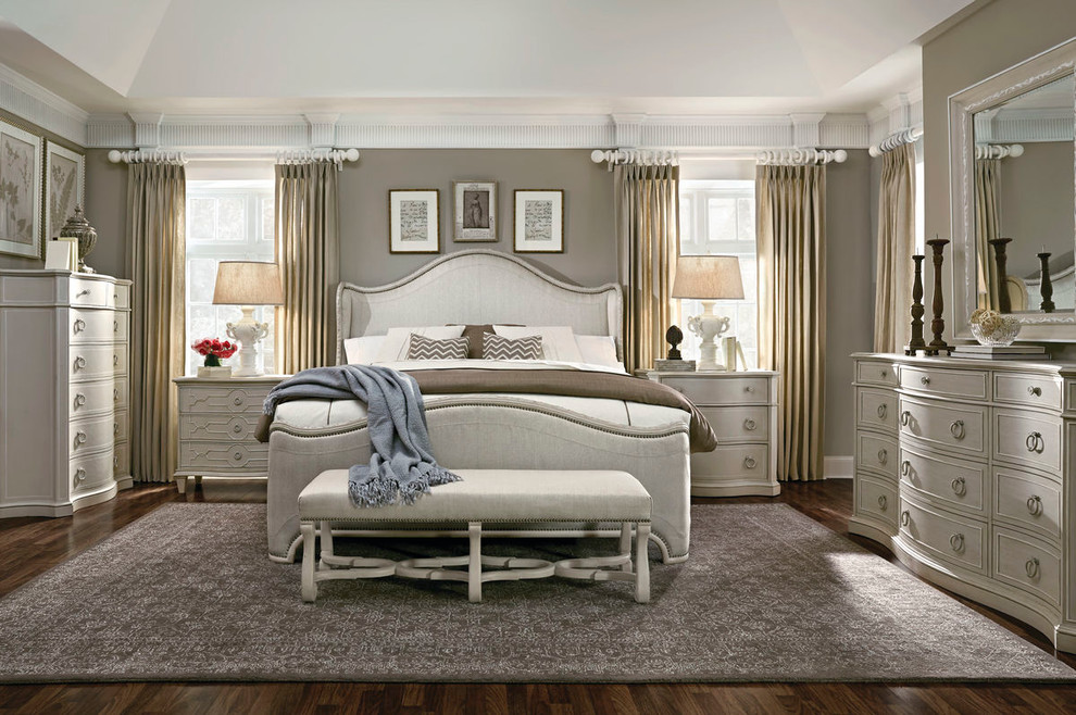Modelo de dormitorio principal tradicional de tamaño medio con paredes grises y suelo de madera oscura