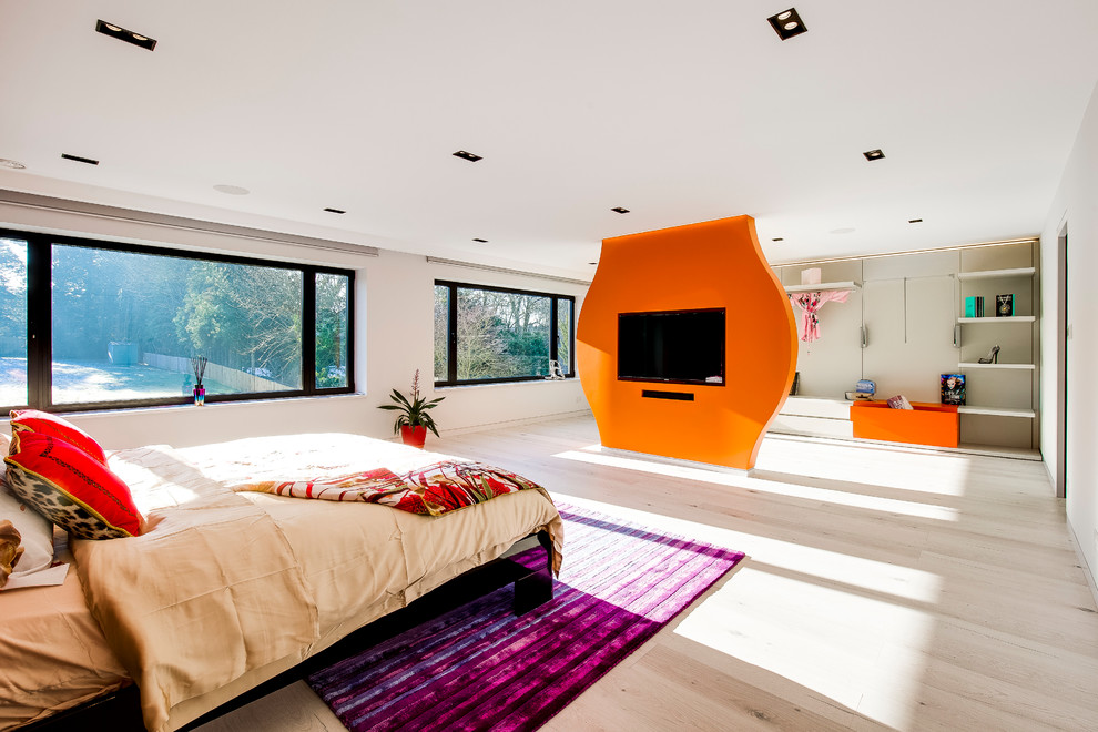Свежая идея для дизайна: огромная хозяйская спальня в современном стиле с полом из ламината - отличное фото интерьера