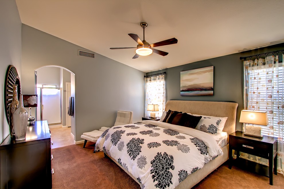 Ejemplo de dormitorio actual sin chimenea con paredes grises y moqueta