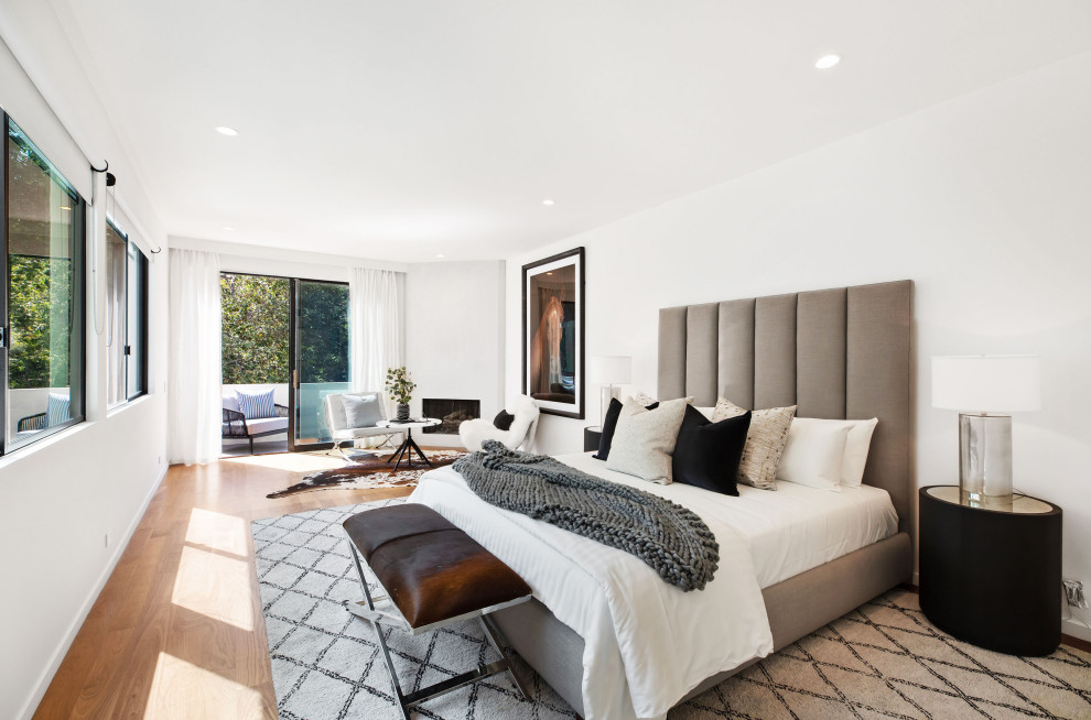 Bedroom - mid-sized modern guest medium tone wood floor and beige floor bedroom idea in Los Angeles with white walls and no fireplace
