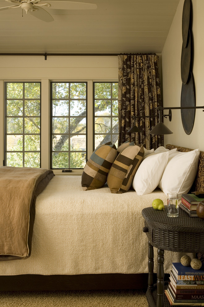 Стильный дизайн: спальня среднего размера в стиле рустика с бежевыми стенами и ковровым покрытием - последний тренд