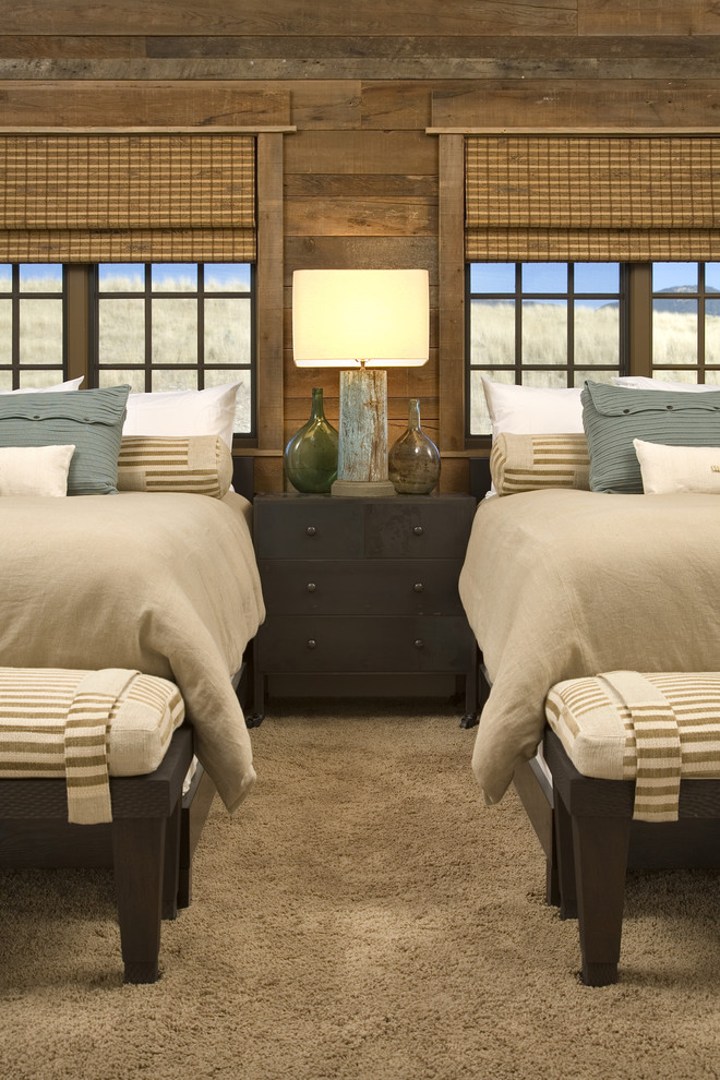 他の地域にある中くらいなラスティックスタイルのおしゃれな客用寝室 (カーペット敷き、茶色い壁、グレーとブラウン) のインテリア