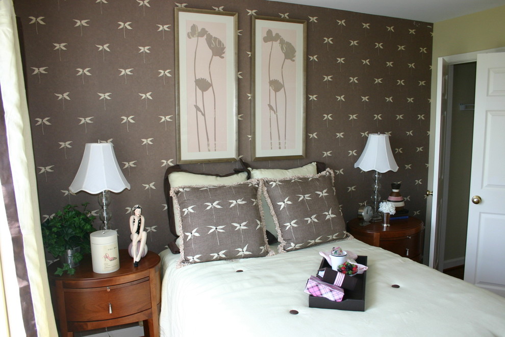 Foto de dormitorio tradicional sin chimenea con paredes grises