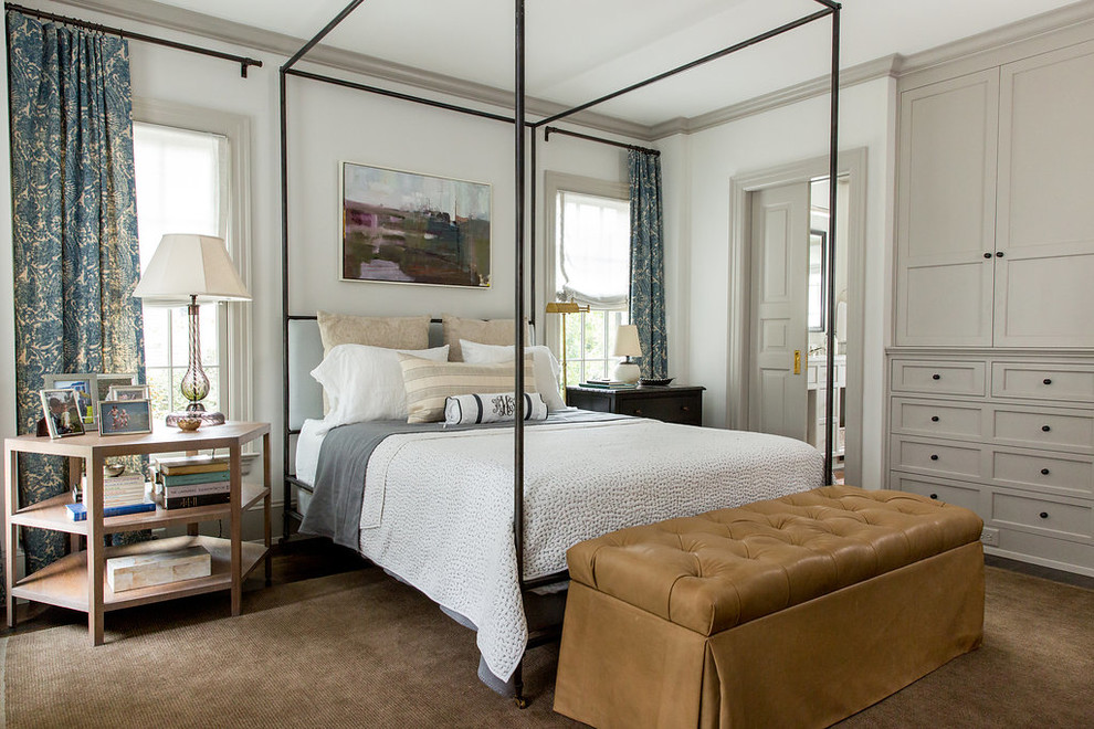 ローリーにある広いトラディショナルスタイルのおしゃれな主寝室 (白い壁、濃色無垢フローリング、茶色い床、暖炉なし) のインテリア