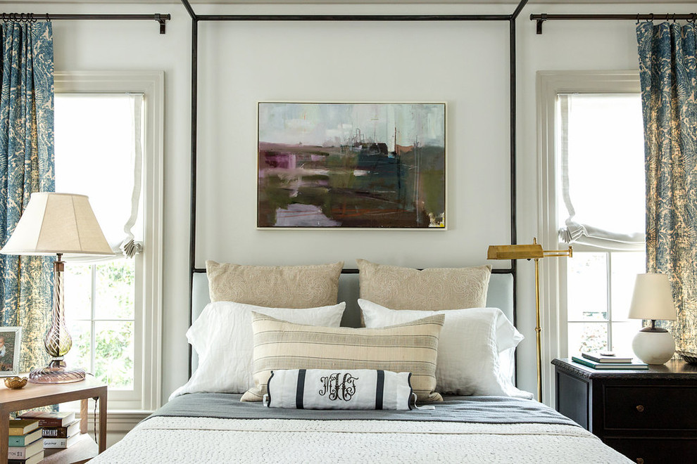 ローリーにある広いトラディショナルスタイルのおしゃれな主寝室 (白い壁、濃色無垢フローリング、茶色い床、暖炉なし)