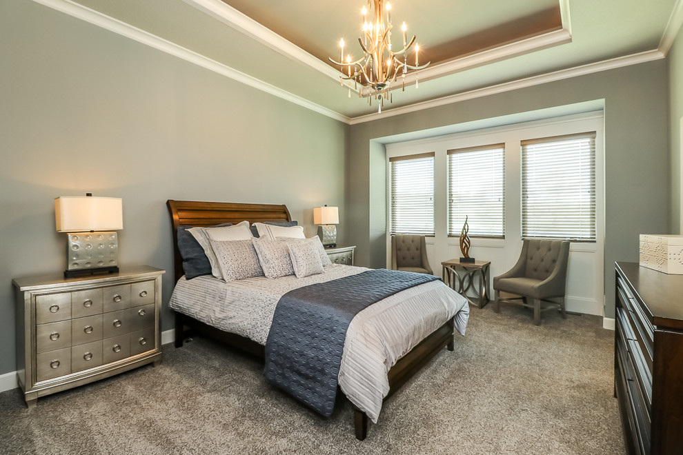 Стильный дизайн: спальня в стиле неоклассика (современная классика) с серыми стенами и ковровым покрытием без камина - последний тренд