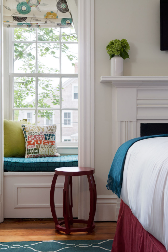 ボストンにあるエクレクティックスタイルのおしゃれな寝室 (白い壁、淡色無垢フローリング、標準型暖炉、木材の暖炉まわり) のレイアウト
