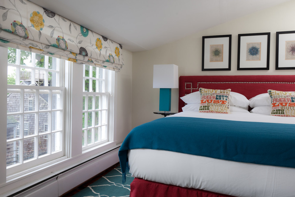 Пример оригинального дизайна: спальня в стиле фьюжн с белыми стенами и ковровым покрытием без камина