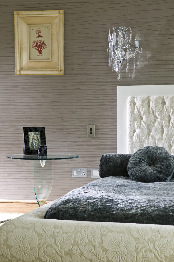 Идея дизайна: гостевая спальня среднего размера, (комната для гостей) в современном стиле с коричневыми стенами и ковровым покрытием