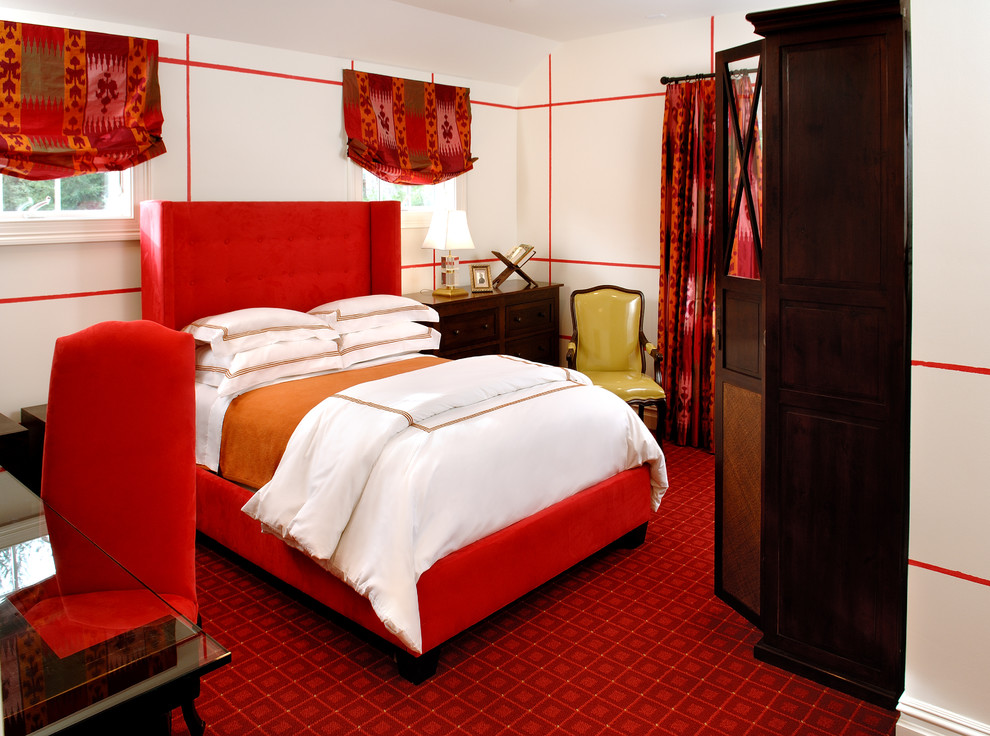 На фото: спальня среднего размера в стиле фьюжн с белыми стенами, ковровым покрытием и красным полом без камина