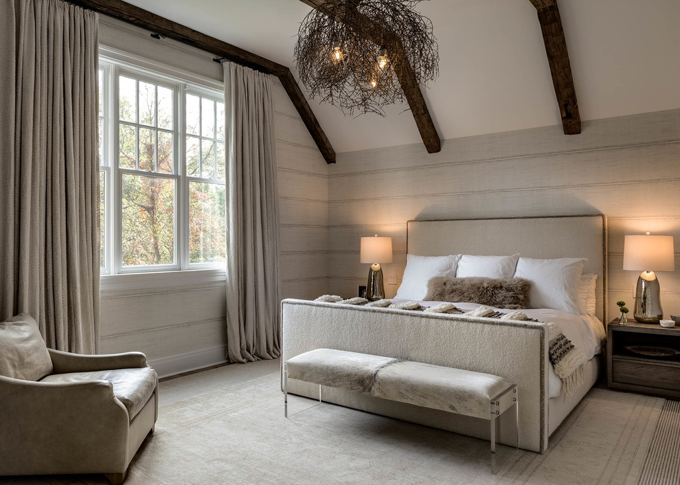 Idée de décoration pour une chambre avec moquette champêtre de taille moyenne avec un mur beige et un sol beige.