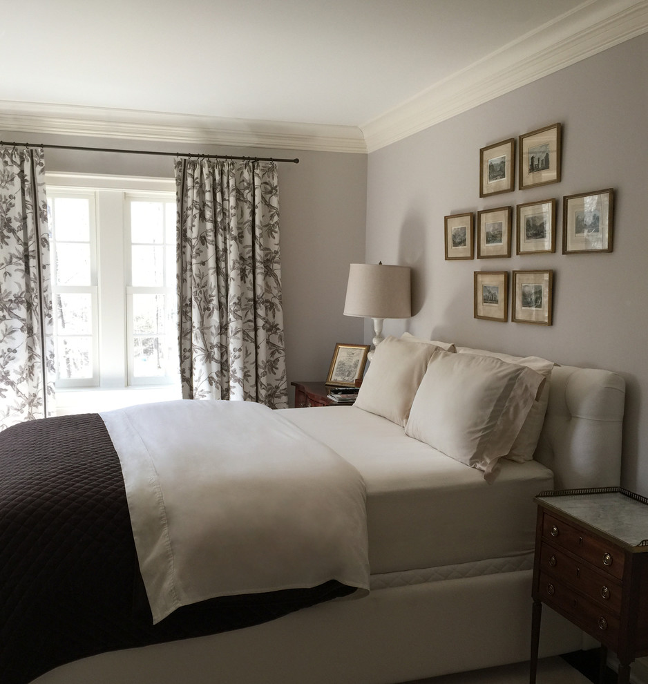 На фото: гостевая спальня (комната для гостей) в стиле неоклассика (современная классика) с серыми стенами и темным паркетным полом без камина