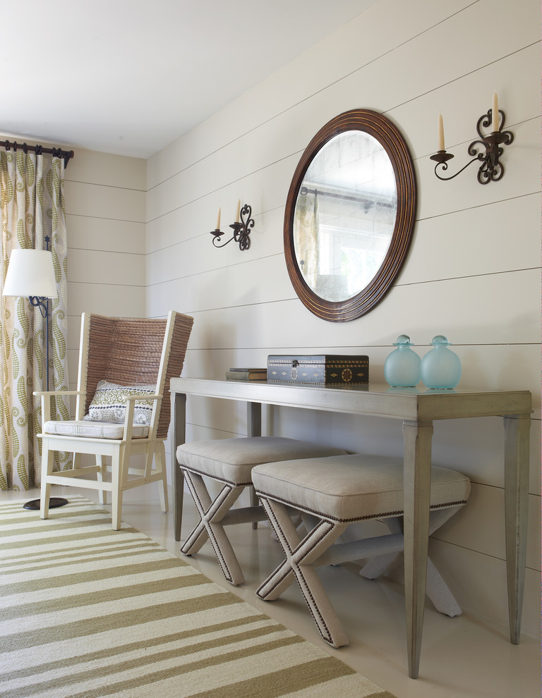 Esempio di una camera degli ospiti costiera di medie dimensioni con pareti bianche, pavimento in gres porcellanato, nessun camino e pavimento beige