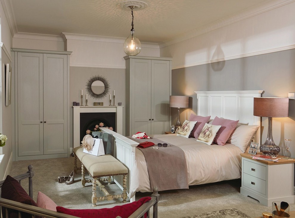 Идея дизайна: гостевая спальня среднего размера, (комната для гостей) в классическом стиле с бежевыми стенами, полом из ламината, стандартным камином и фасадом камина из дерева