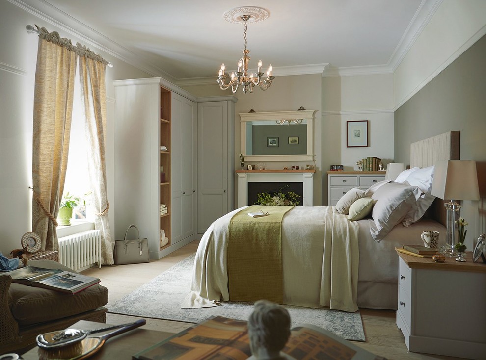 Mittelgroßes Klassisches Gästezimmer mit beiger Wandfarbe, Laminat, Kamin, Kaminumrandung aus Holz und beigem Boden in Dublin