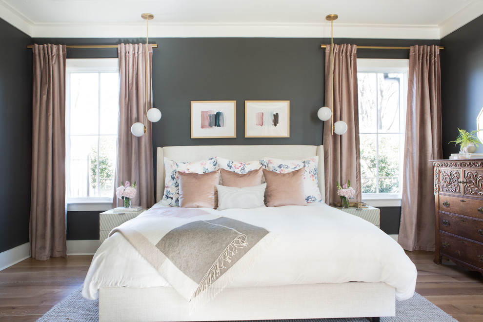 Свежая идея для дизайна: хозяйская спальня среднего размера в стиле неоклассика (современная классика) с серыми стенами и светлым паркетным полом - отличное фото интерьера