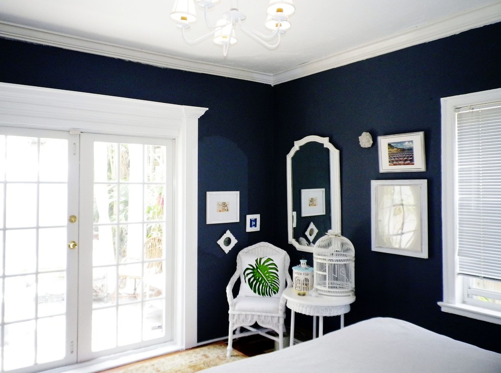 Diseño de dormitorio principal clásico renovado de tamaño medio con paredes grises y suelo de madera en tonos medios