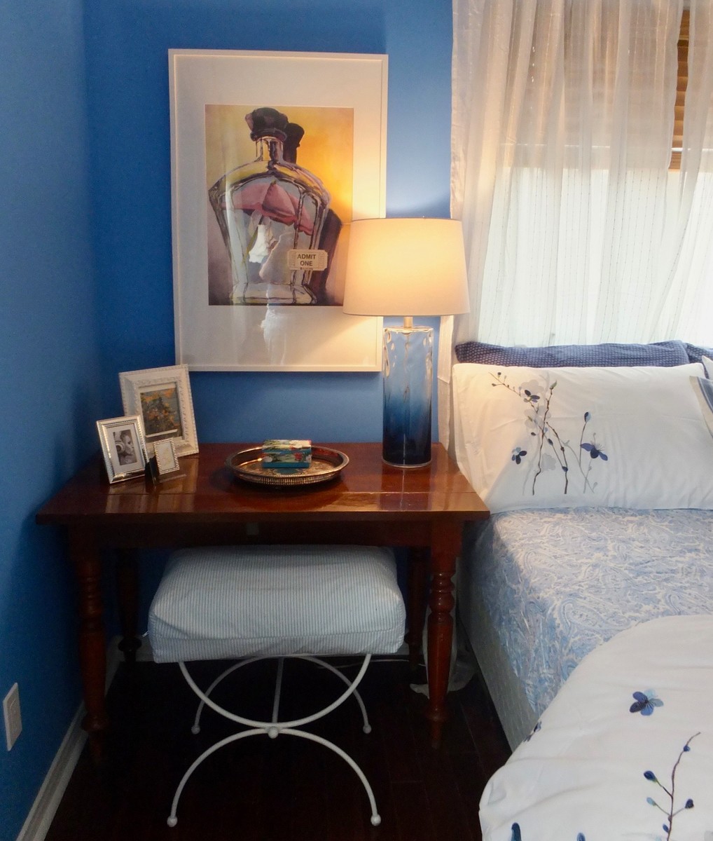 Mittelgroßes Maritimes Hauptschlafzimmer ohne Kamin mit blauer Wandfarbe, dunklem Holzboden und braunem Boden in Sonstige