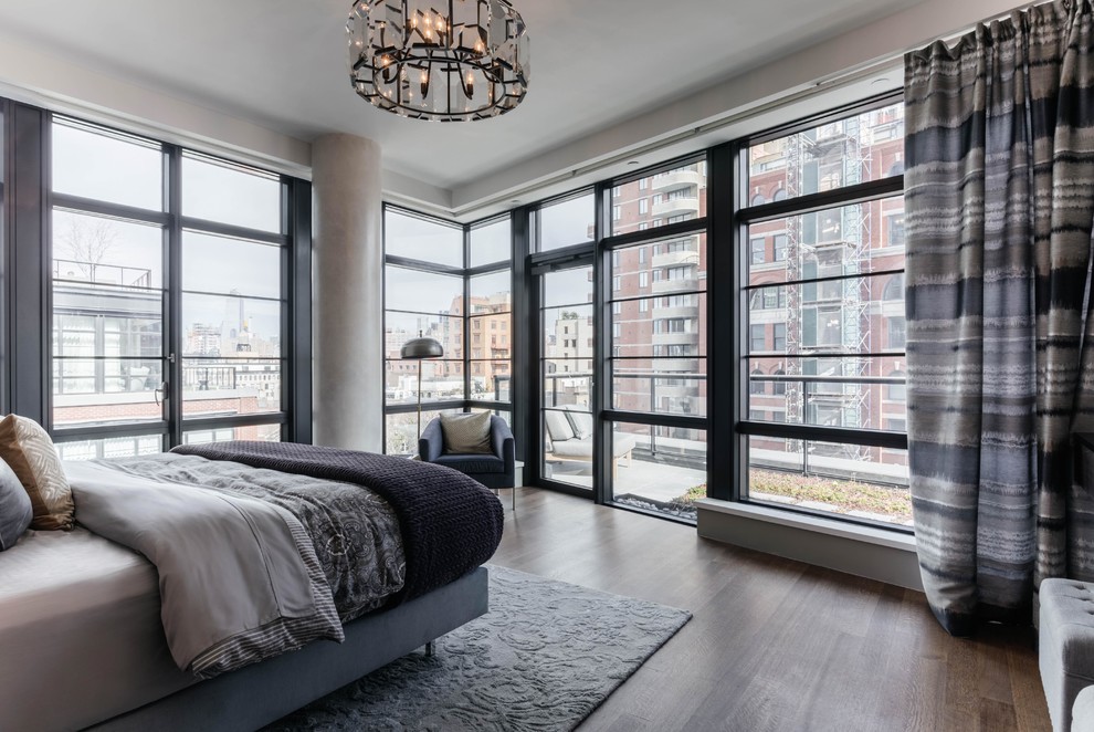 Mittelgroßes Modernes Hauptschlafzimmer ohne Kamin mit beiger Wandfarbe, dunklem Holzboden und braunem Boden in New York