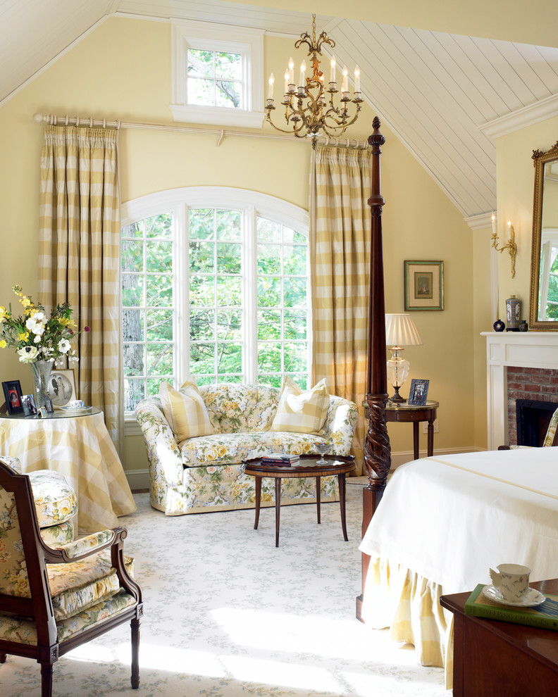 На фото: хозяйская спальня среднего размера в классическом стиле с желтыми стенами, ковровым покрытием, стандартным камином и фасадом камина из кирпича