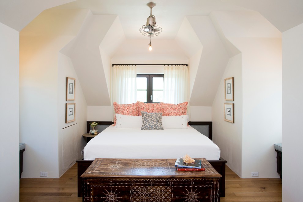Источник вдохновения для домашнего уюта: спальня в морском стиле с белыми стенами и паркетным полом среднего тона