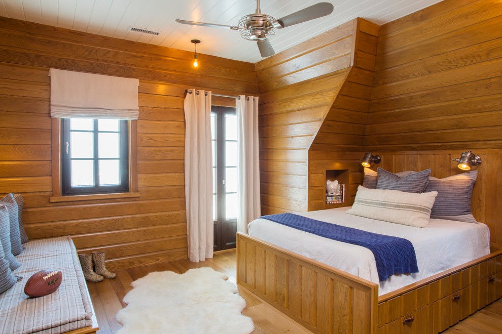 Idee per una camera da letto stile marinaro con pavimento in legno massello medio