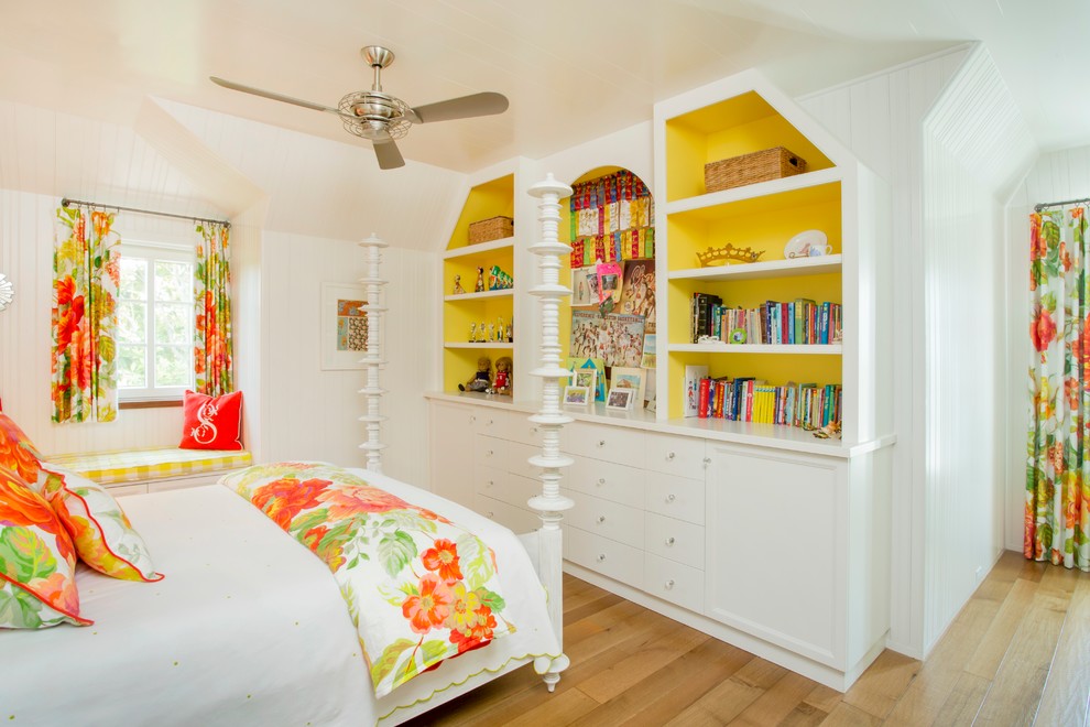 На фото: спальня в морском стиле с белыми стенами и паркетным полом среднего тона с