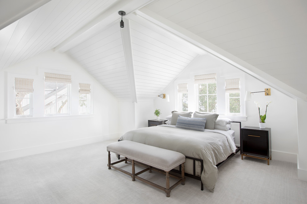 Идея дизайна: гостевая спальня (комната для гостей) в стиле неоклассика (современная классика) с ковровым покрытием, белыми стенами и серым полом