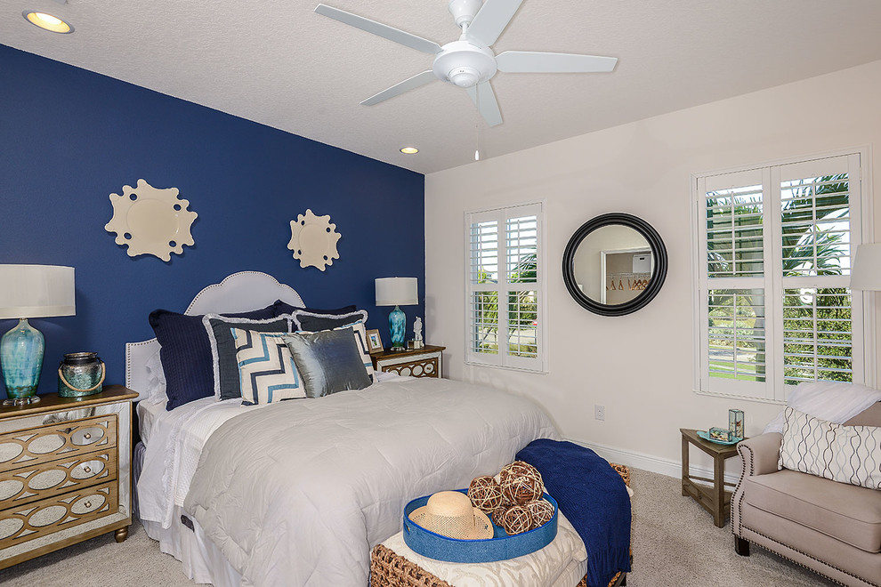 Идея дизайна: спальня в морском стиле с синими стенами и ковровым покрытием
