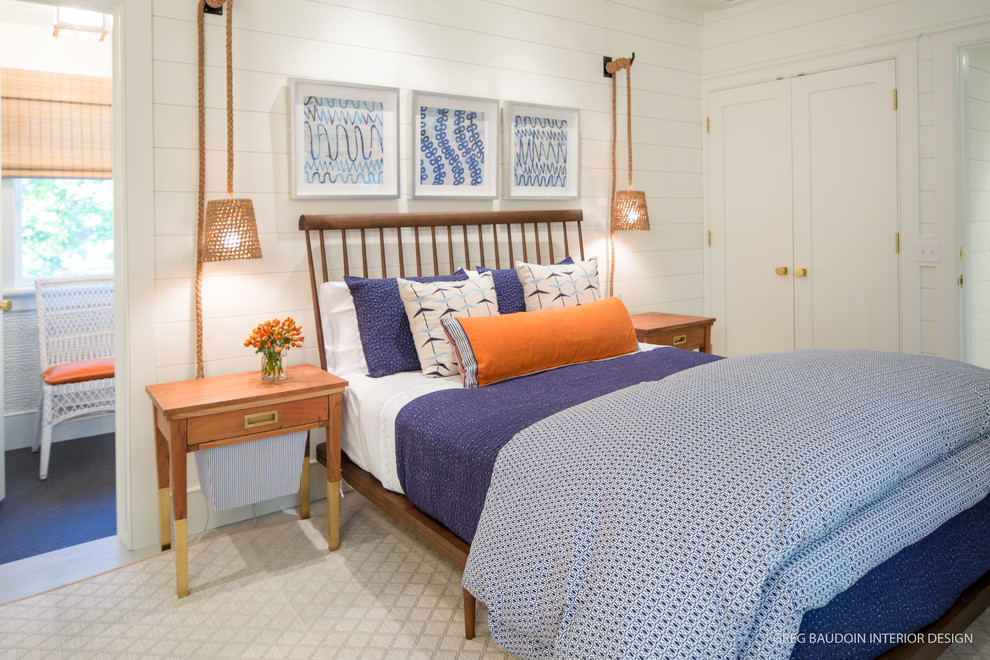Идея дизайна: гостевая спальня (комната для гостей), среднего размера в современном стиле с белыми стенами, ковровым покрытием и белым полом без камина