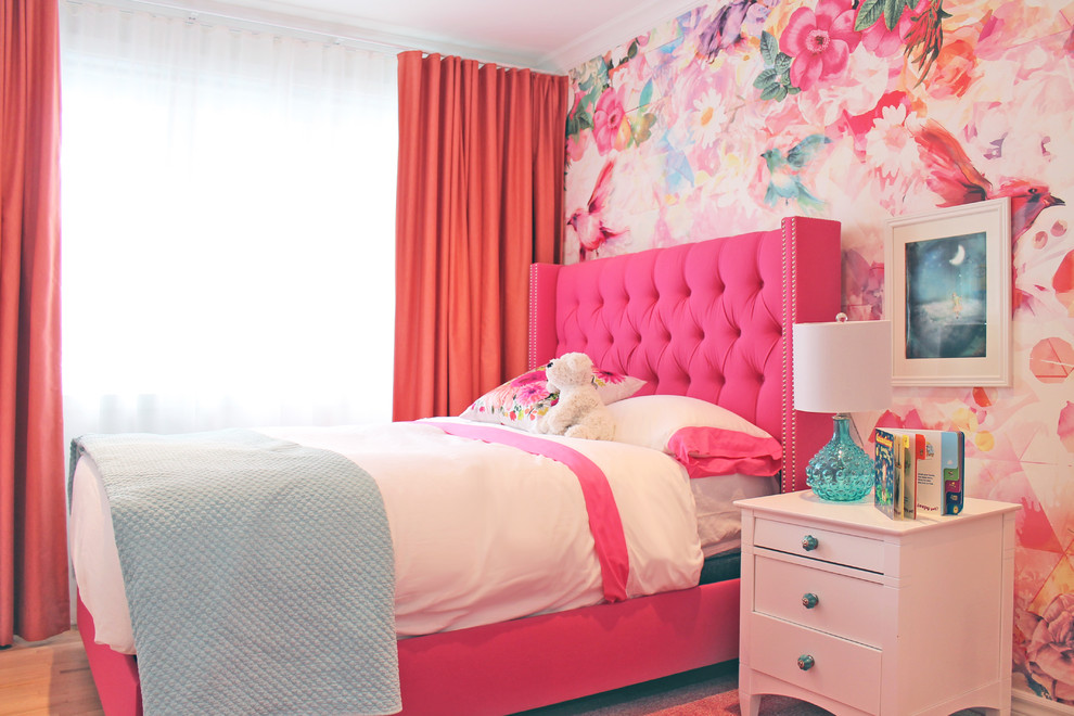 Kleines Klassisches Schlafzimmer mit weißer Wandfarbe und hellem Holzboden in Sonstige