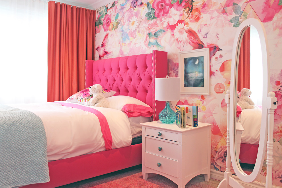 Imagen de dormitorio clásico renovado pequeño con paredes blancas y suelo de madera clara