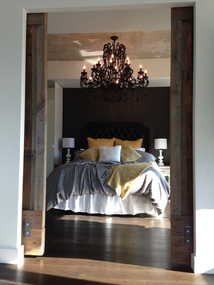 Foto de dormitorio principal tradicional pequeño con paredes blancas y suelo de madera oscura