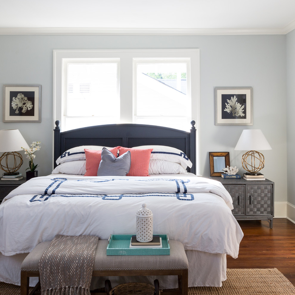 Foto de dormitorio principal clásico renovado de tamaño medio con suelo de madera oscura