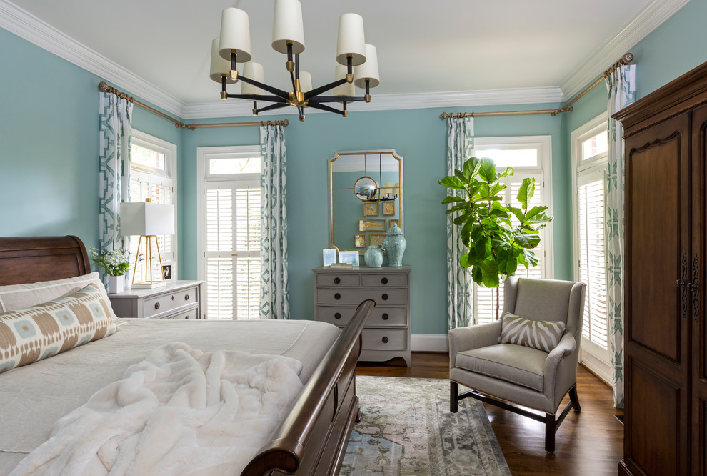Idéer för ett klassiskt sovrum, med blå väggar, mörkt trägolv och brunt golv