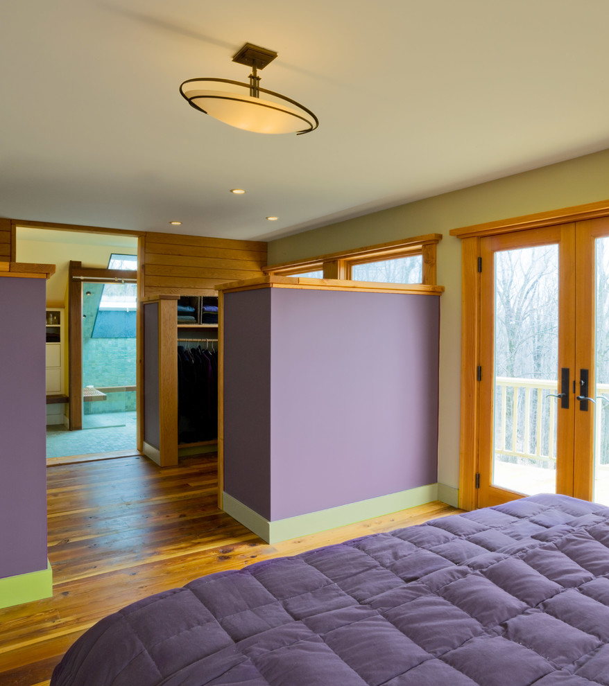 バーリントンにある広いラスティックスタイルのおしゃれな主寝室 (紫の壁、濃色無垢フローリング、照明)