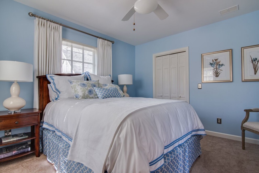 На фото: маленькая гостевая спальня (комната для гостей) в классическом стиле с синими стенами и ковровым покрытием для на участке и в саду
