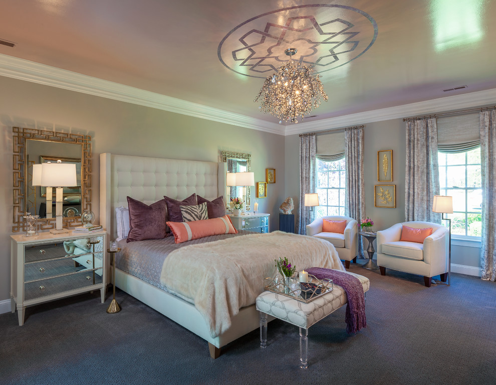 Стильный дизайн: большая хозяйская спальня в современном стиле с серыми стенами, ковровым покрытием и серым полом - последний тренд