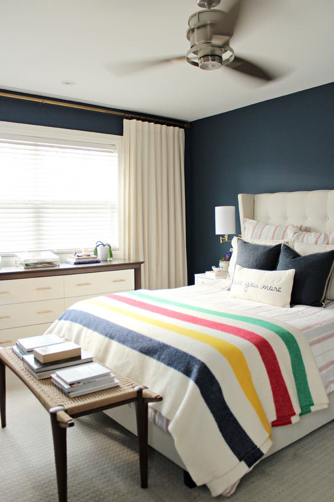 Mittelgroßes Eklektisches Hauptschlafzimmer mit blauer Wandfarbe und Teppichboden in Toronto