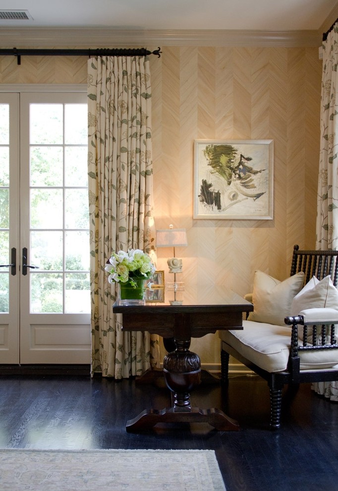 Inspiration pour une chambre parentale traditionnelle avec un mur beige, parquet foncé et une cheminée ribbon.