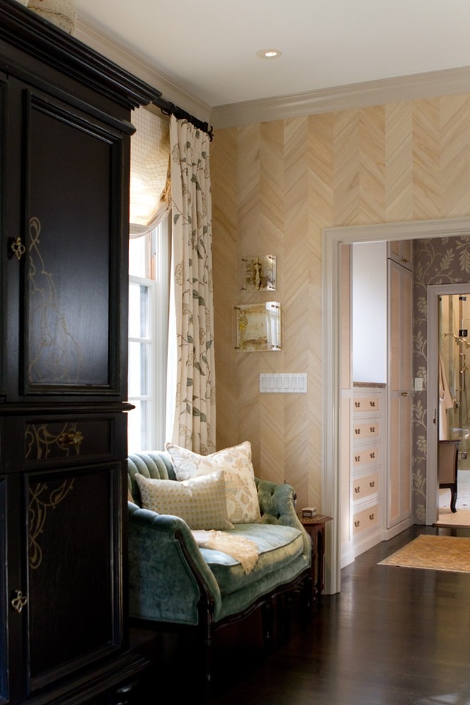 Стильный дизайн: хозяйская спальня в классическом стиле с бежевыми стенами, темным паркетным полом и горизонтальным камином - последний тренд