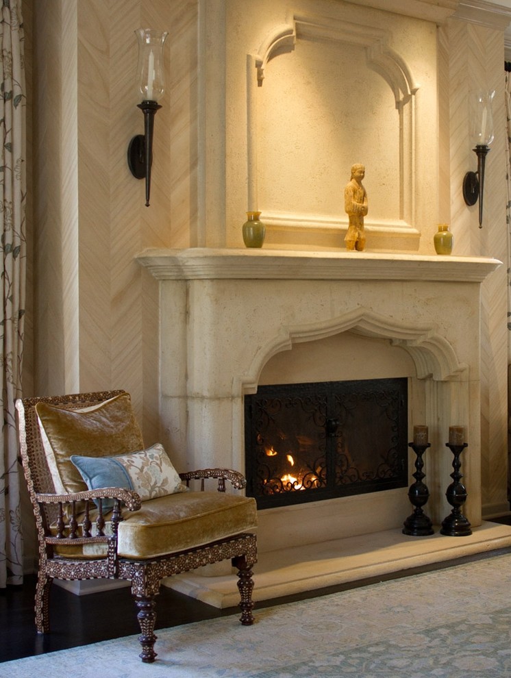 Klassisches Hauptschlafzimmer mit beiger Wandfarbe, dunklem Holzboden und Gaskamin in Los Angeles