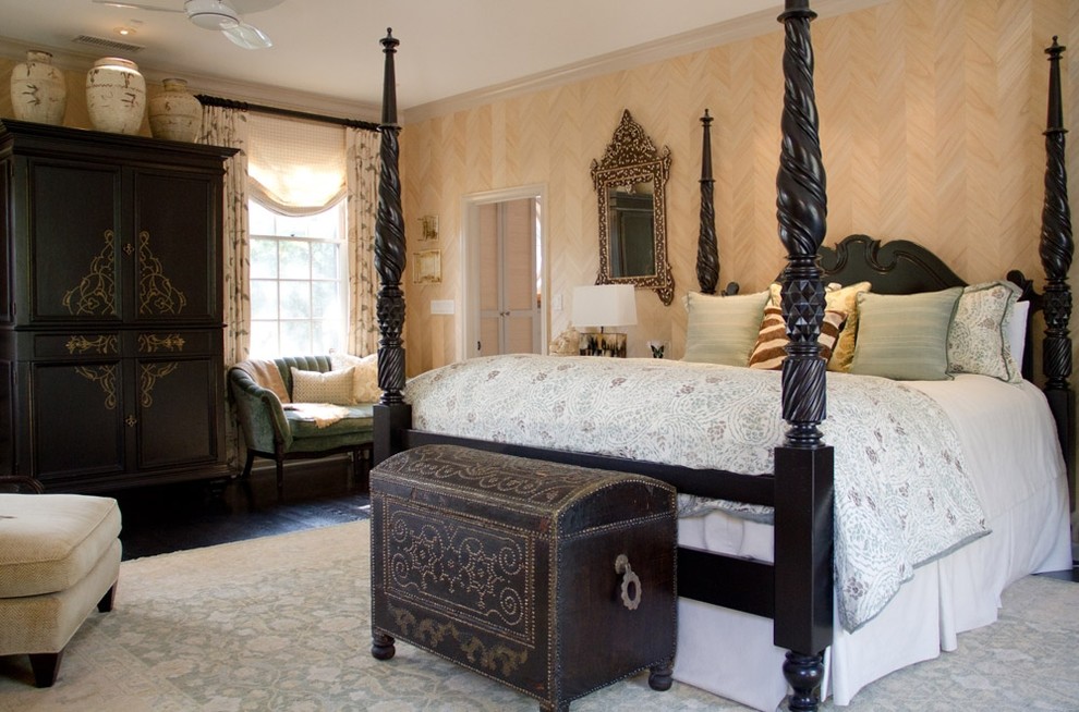 Источник вдохновения для домашнего уюта: хозяйская спальня в классическом стиле с бежевыми стенами, темным паркетным полом и горизонтальным камином