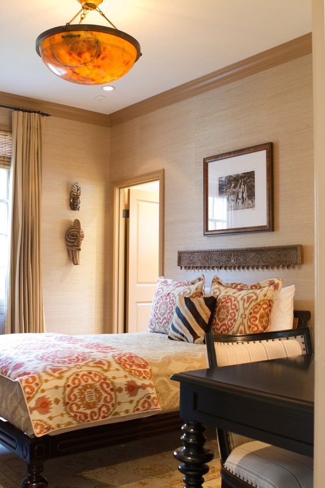 Exemple d'une chambre chic avec un mur beige.