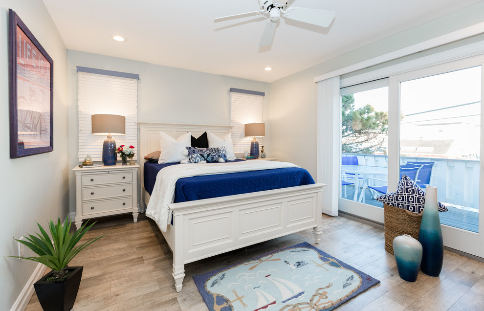 Foto di una piccola camera matrimoniale costiera con pareti blu, parquet chiaro e pavimento marrone