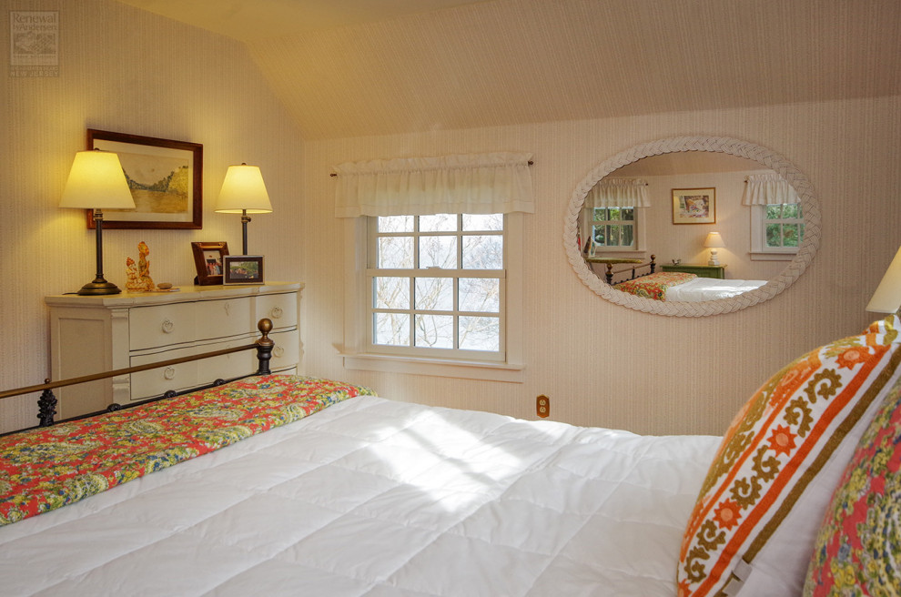 Foto de habitación de invitados de tamaño medio sin chimenea con paredes beige, suelo de madera en tonos medios, casetón y papel pintado