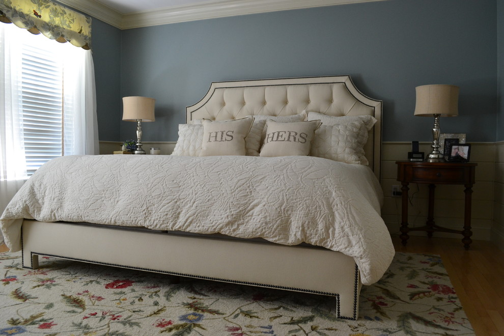 На фото: хозяйская спальня среднего размера в классическом стиле с синими стенами и светлым паркетным полом без камина